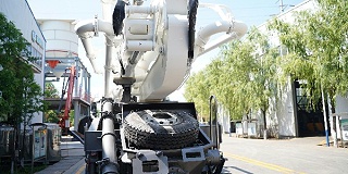 混凝土泵车是底盘上进行改造而成的安装运动和动力传动装置