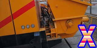 混凝土泵中位于S管与切割环间的橡胶弹簧在施工中发挥着何种作用？