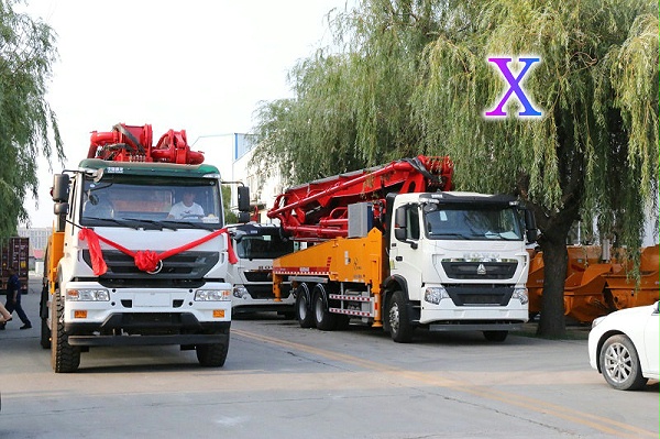小型泵车