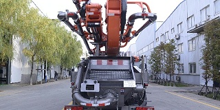 目前很多混凝土施工中都需要用到混凝土泵车的泵送技术